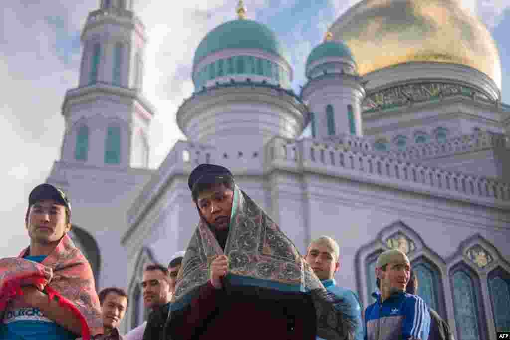Традиционно в последний день Рамадана празднуется Ураза-байрам, единственный день за весь месяц, когда можно не поститься На фото – мусульмане во время молитвы на Уразу-байрам в Москве. 5 июля 2016